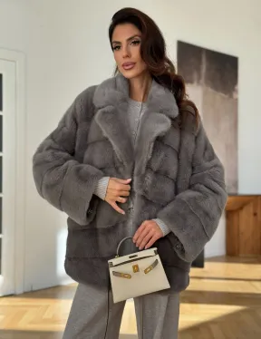 Короткая шуба с английским воротником в сером цвете