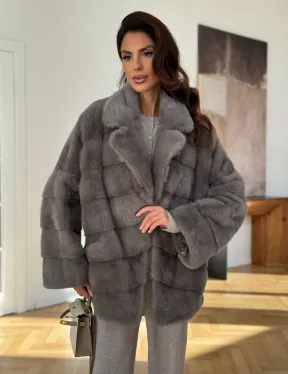 Короткая шуба с английским воротником в сером цвете
