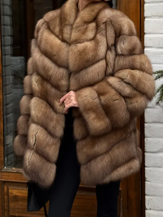 Полушубок из куницы с воротником V-образным