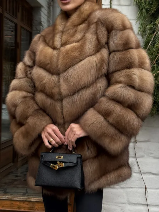 Полушубок из куницы с воротником V-образным