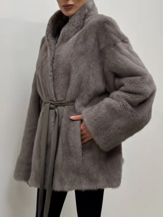 Норковый полушубок кимоно с V-образным воротником в сером цвете
