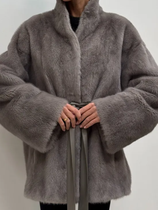 Норковый полушубок кимоно с V-образным воротником в сером цвете