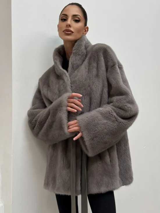 Норковый полушубок кимоно с V-образным воротником в сером цвете