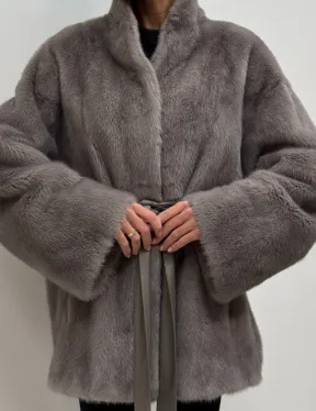 Норковый полушубок кимоно с V-образным воротником в сером цвете