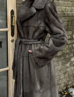 Прямая норковая шуба Luxury Line с меховым поясом и шлицами по бокам