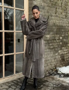 Прямая норковая шуба Luxury Line с меховым поясом и шлицами по бокам