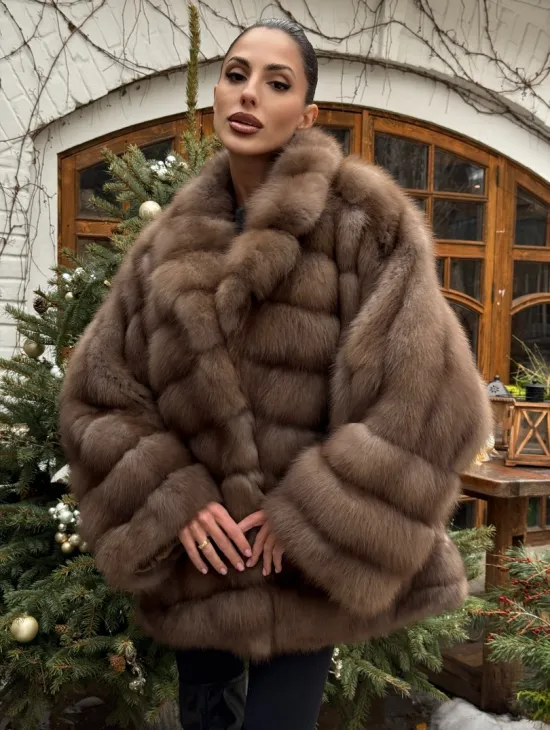 Полушубок оверсайз из меха куницы с английским воротником