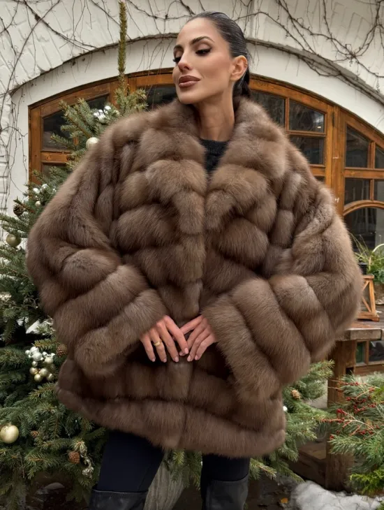 Полушубок оверсайз из меха куницы с английским воротником