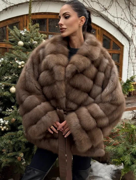 Полушубок оверсайз из меха куницы с английским воротником