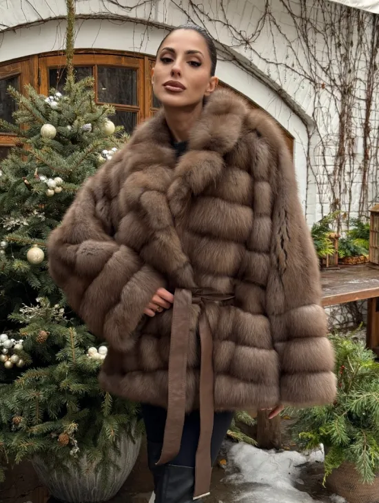 Полушубок оверсайз из меха куницы с английским воротником