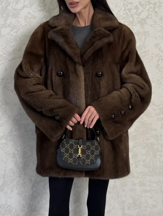 Шикарный норковый жакет с английским воротником и накладными карманами в цвете соболь