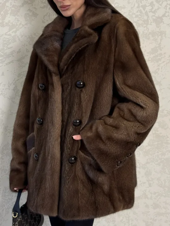 Шикарный норковый жакет с английским воротником и накладными карманами в цвете соболь