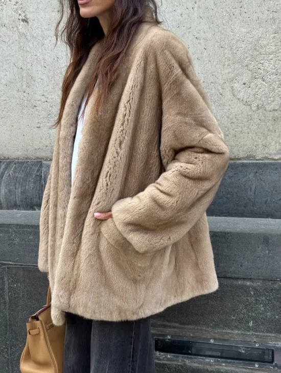 Норковый жакет в натуральном цвете пастель с V-образным воротником