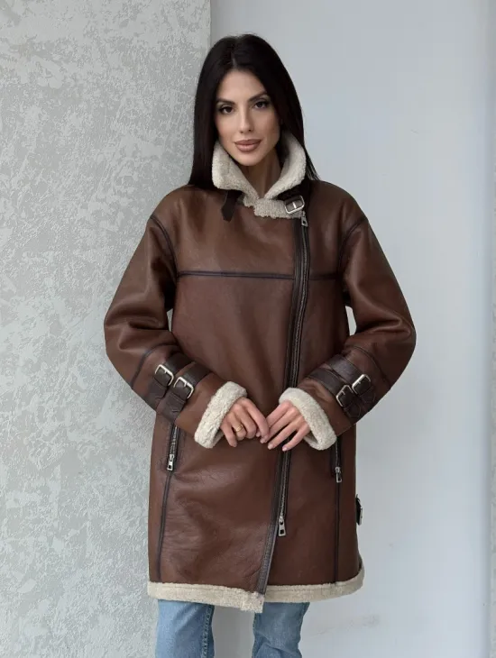 Удлиненная дубленка авиатор в коричневом цвете - винтажный стиль