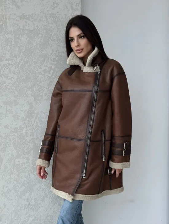 Удлиненная дубленка авиатор в коричневом цвете - винтажный стиль