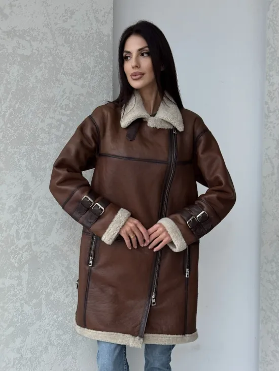 Удлиненная дубленка авиатор в коричневом цвете - винтажный стиль