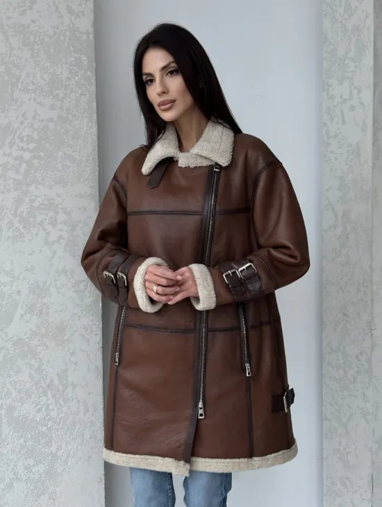 Удлиненная дубленка авиатор в коричневом цвете - винтажный стиль