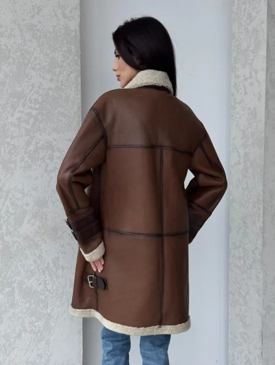 Удлиненная дубленка авиатор в коричневом цвете - винтажный стиль