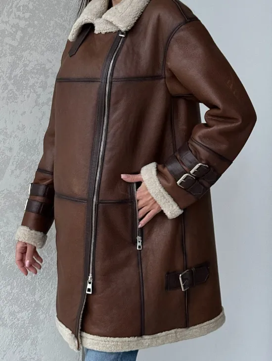 Удлиненная дубленка авиатор в коричневом цвете - винтажный стиль
