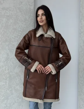 Удлиненная дубленка авиатор в коричневом цвете - винтажный стиль