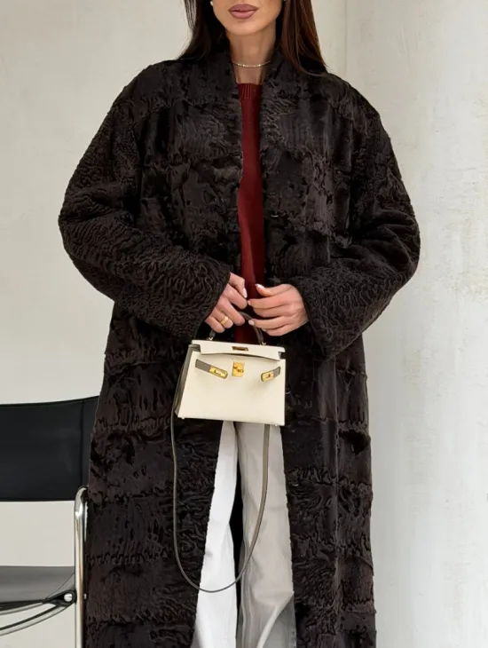 Шуба длинная из меха каракульчи в натурально-коричневом цвете