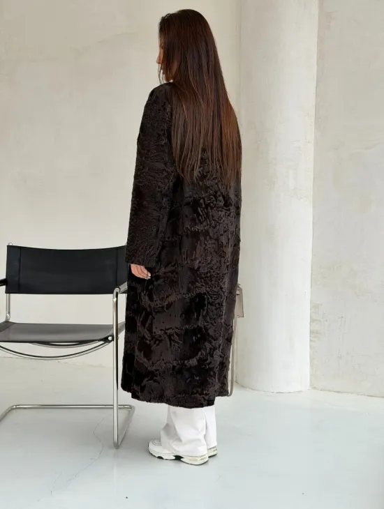 Шуба длинная из меха каракульчи в натурально-коричневом цвете