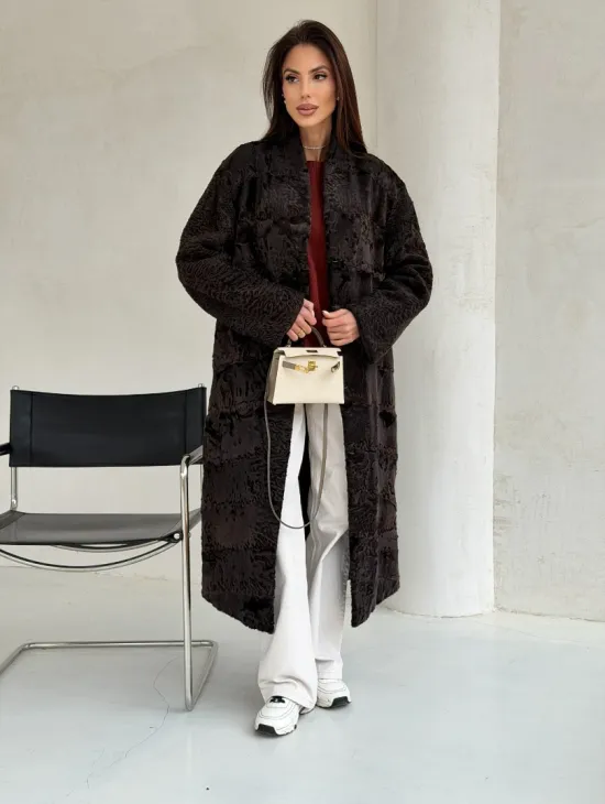 Шуба длинная из меха каракульчи в натурально-коричневом цвете