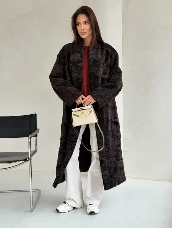 Шуба длинная из меха каракульчи в натурально-коричневом цвете