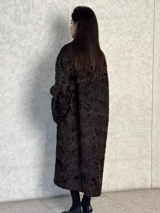 Шуба длинная из меха каракульчи в натурально-коричневом цвете