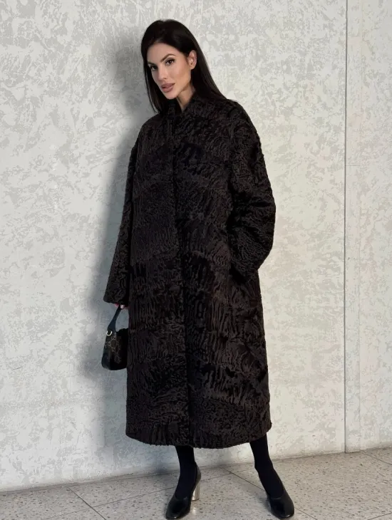 Шуба длинная из меха каракульчи в натурально-коричневом цвете