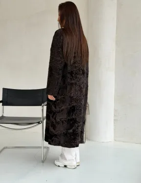 Шуба длинная из меха каракульчи в натурально-коричневом цвете