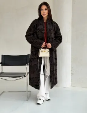 Шуба длинная из меха каракульчи в натурально-коричневом цвете