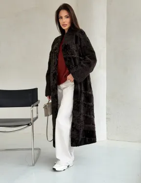 Шуба длинная из меха каракульчи в натурально-коричневом цвете