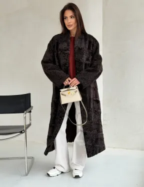 Шуба длинная из меха каракульчи в натурально-коричневом цвете