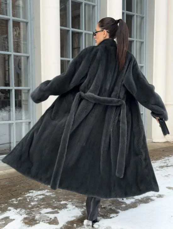 Модная норковая шуба в цвете графит с V-образным воротником