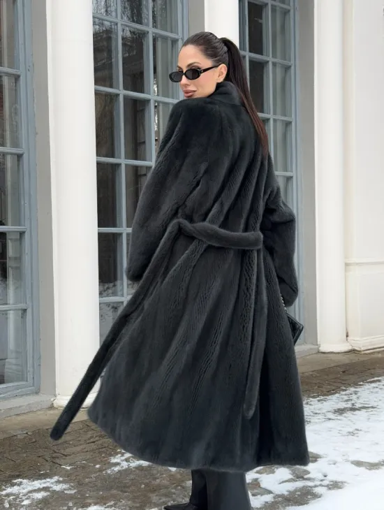 Модная норковая шуба в цвете графит с V-образным воротником