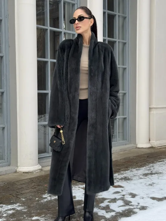 Модная норковая шуба в цвете графит с V-образным воротником