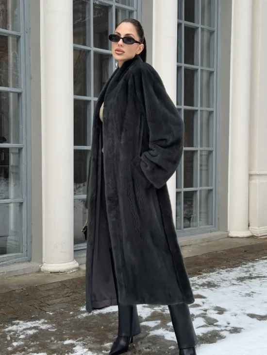 Модная норковая шуба в цвете графит с V-образным воротником
