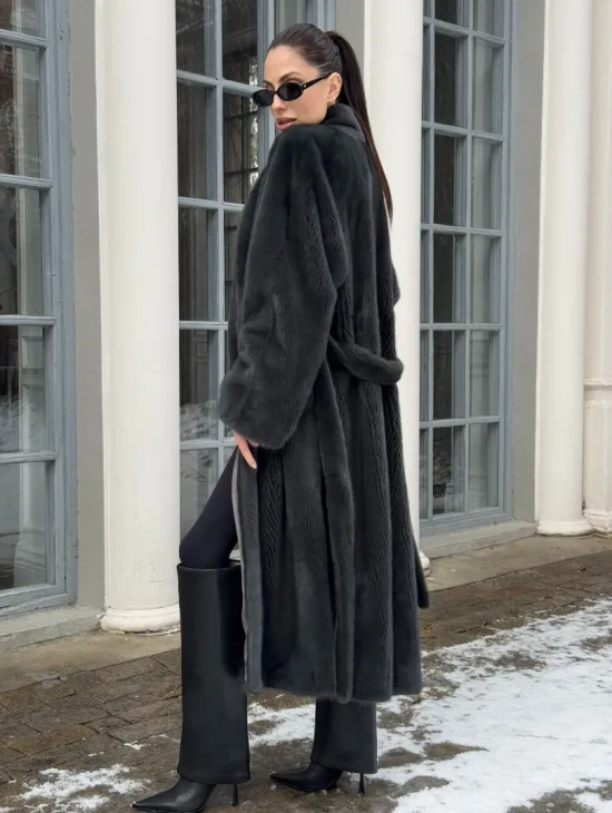 Модная норковая шуба в цвете графит с V-образным воротником