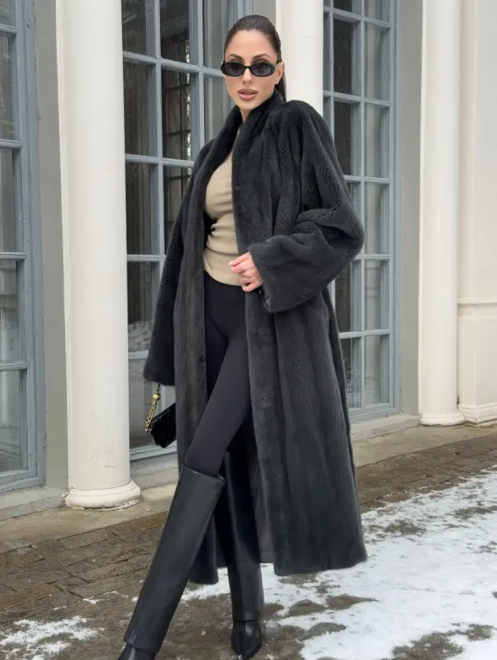 Модная норковая шуба в цвете графит с V-образным воротником