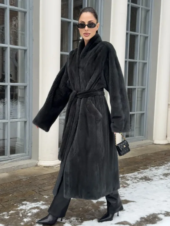 Модная норковая шуба в цвете графит с V-образным воротником