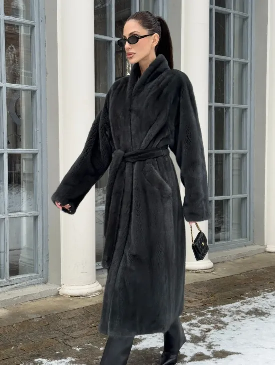 Модная норковая шуба в цвете графит с V-образным воротником