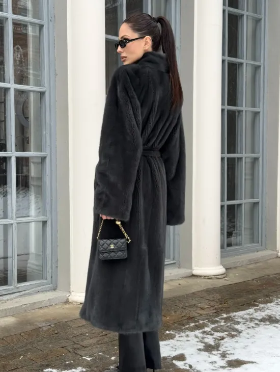 Модная норковая шуба в цвете графит с V-образным воротником