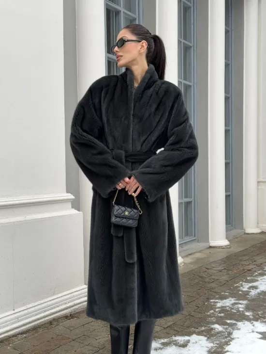 Модная норковая шуба в цвете графит с V-образным воротником