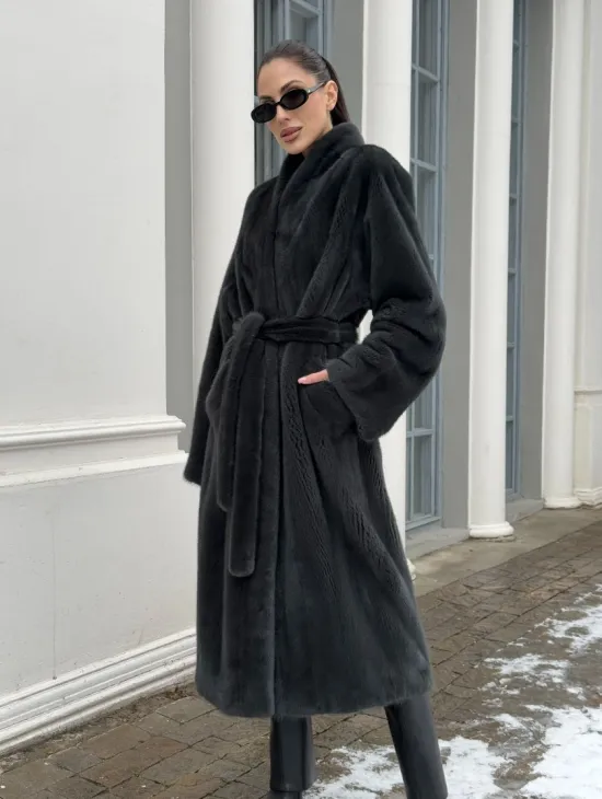 Модная норковая шуба в цвете графит с V-образным воротником