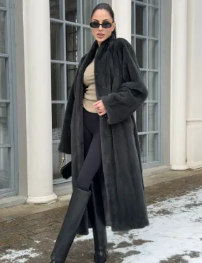 Модная норковая шуба в цвете графит с V-образным воротником