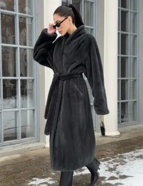 Модная норковая шуба в цвете графит с V-образным воротником