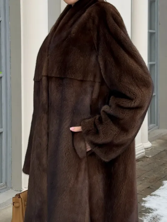 Цельнокроенная норковая шуба из североамериканской норки соболиного оттенка