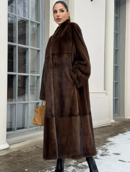 Цельнокроенная норковая шуба из североамериканской норки соболиного оттенка