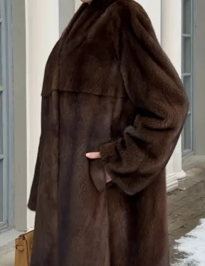 Цельнокроенная норковая шуба из североамериканской норки соболиного оттенка